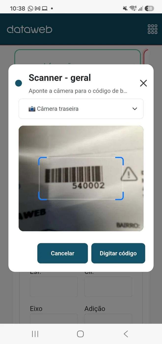 App Dataweb lendo o código de barras de um produto na prateleira